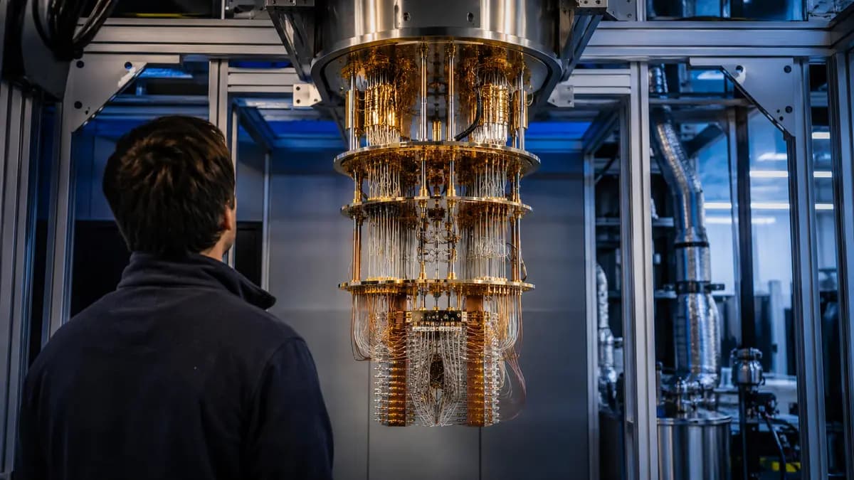 Pesquisador observa a estrutura criogênica de um computador quântico