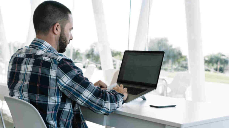 Suportes para Notebook que Melhoram a Postura e Produtividade