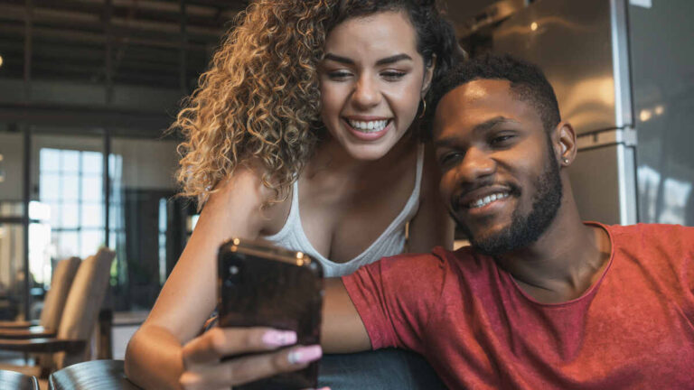 Relacionamentos na Era Digital: Como Redes Sociais, IA e Tecnologia Afetam a Vida Amorosa