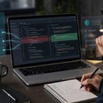 IA para revisar código com desenvolvedor analisando sugestões em editor